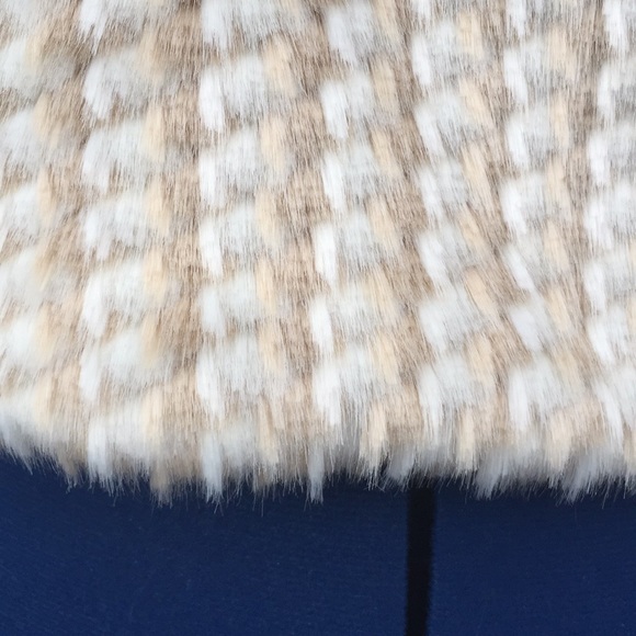 Faux fur crop top zipper back cream size Small - Picture 6 of 8